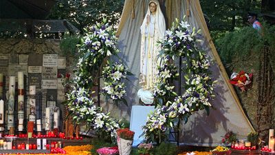 Verehrung: Zu Maria Himmelfahrt ist im Wallfahrtsort Maria Vesperbild die Mariengrotte mit einem Blumenteppich geschmückt. Foto:epd