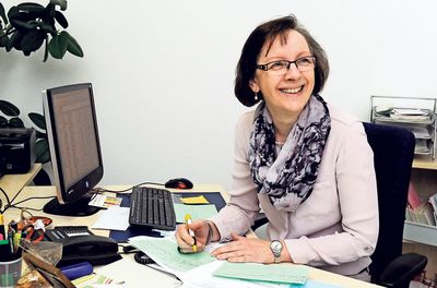 Sie leitet das Projekt „Der Verein kümmert sich“: Yvonne Schall im Büro in der Ökumenischen Sozialstation Frankenthal. Foto: Bolte