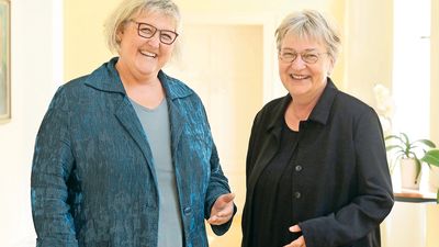 Flache Hierarchien: Bischöfin Heike Springhart (links) und Kirchenpräsidentin Dorothee Wüst wollen enger kooperieren. Foto: Landry