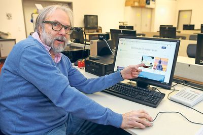 Hält den Unterricht im Computerraum des Gymnasiums Bad Bergzabern: Computer- und Internetexperte Lutz Fery. Foto: Iversen