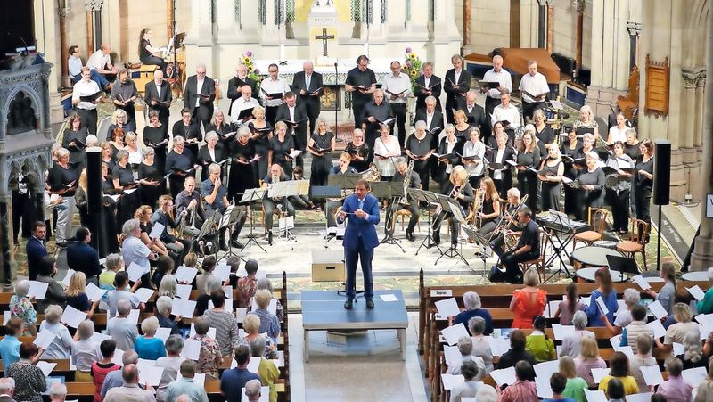 Musikalisch-liturgische Feier in der Gedächtniskirche Speyer: Landeskirchenmusikdirektor Jochen Steuerwald dirigiert. Foto: Landry