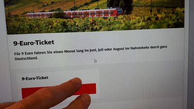 Einladung zum Umsteigen für Leute mit viel Zeit: Das „9-Euro-Ticket“ der Deutschen Bahn. Foto: all