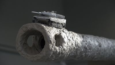 Jahresausstellung der Hochschule für Bildende Künste Dresden: Die Bildhauer-Klasse von Professor Carl-Emanuel Wolff zeigt 2016 als Gruppenarbeit das Modell eines Leopard-Panzers in Originalgröße. Foto: epd