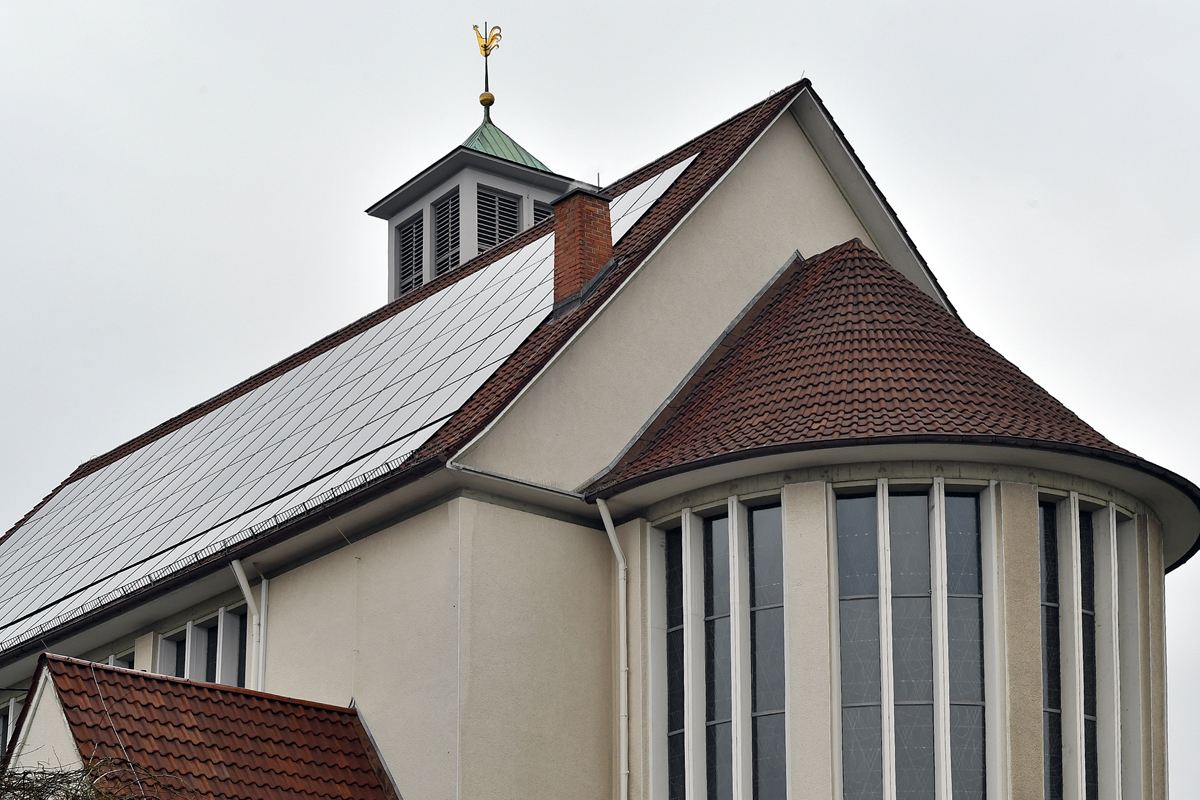 Vorreiter: Seit zehn Jahren schmücken Solarzellen die Hambacher Pauluskirche. Foto: LM