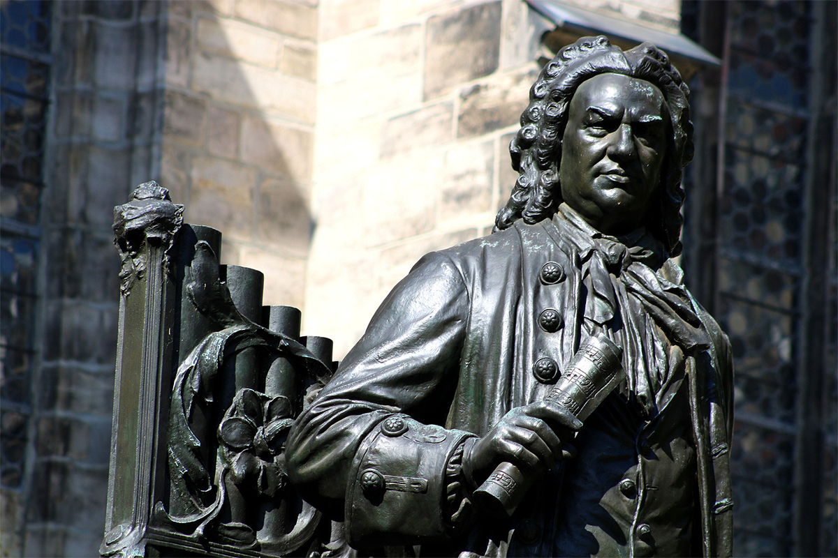 Vor der Thomaskirche in Leipzig: Statue von Johann Sebastian Bach. Foto: epd
