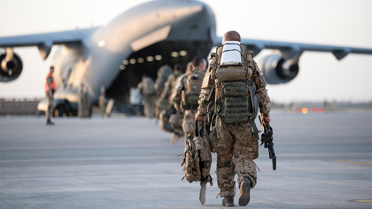 Unrühmliches Ende: Soldaten der Bundeswehr steigen in Mazar-i Sharif im Zuge der Rückverlegung in ein US-Transportflugzeug. Foto: epd 