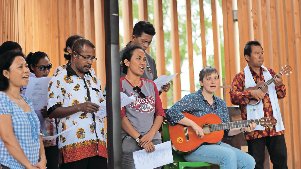 Seit fast 30 Jahren freundschaftlich verbunden: Protestanten aus Papua auf Besuch bei der pfälzischen Landeskirche. Foto: möd