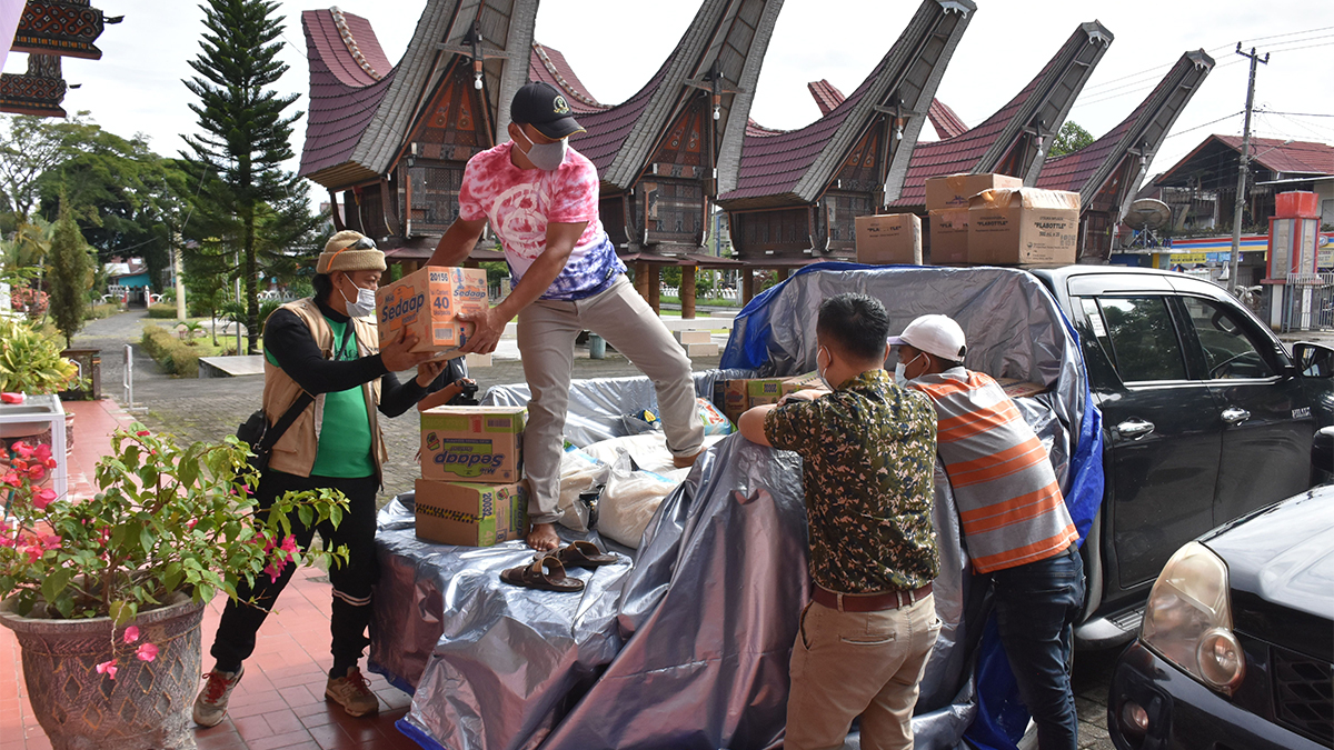 Geschwisterlich: Hilfsgüter werden nach einem Erdbeben auf Südsulawesi verladen. Foto: EMS