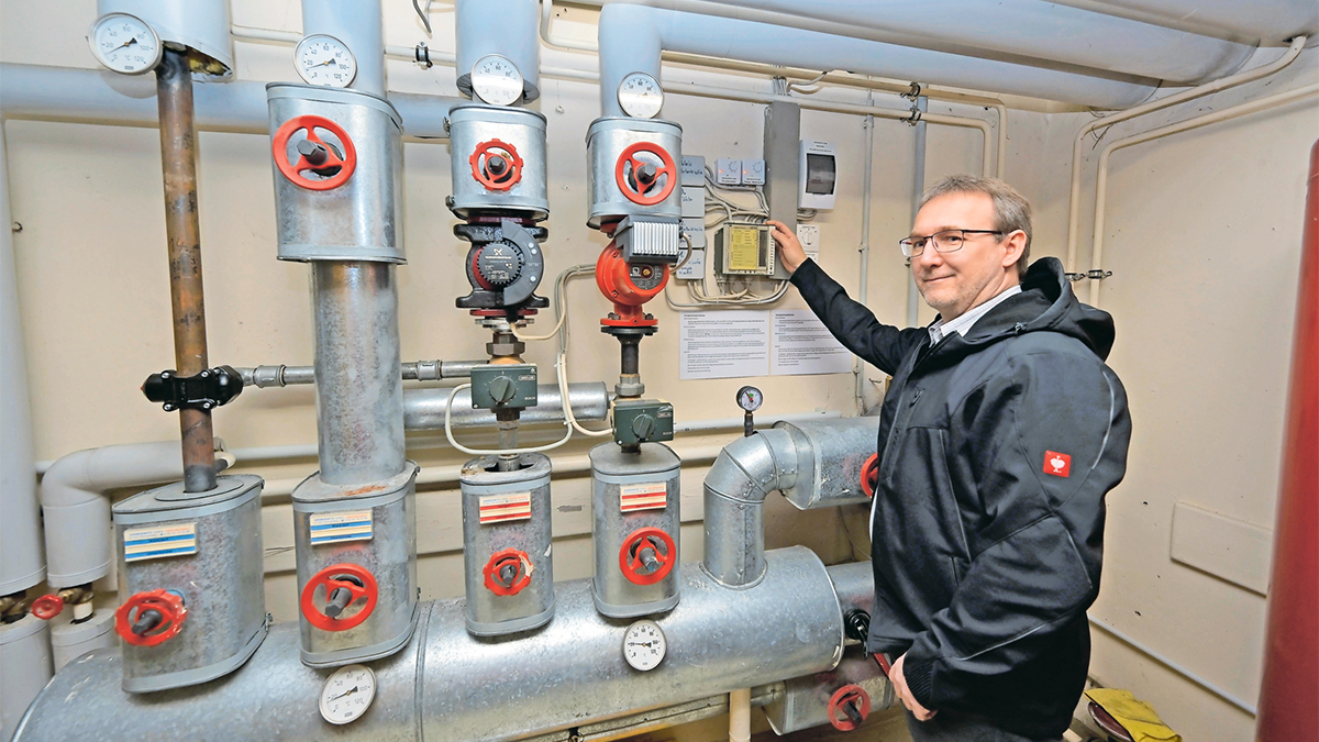 Analyse und Kontrolle: Christian Bizer sucht nach Energiefressern in der Ludwigshafener Elisabeth-Kirchengemeinde. Foto: Moray