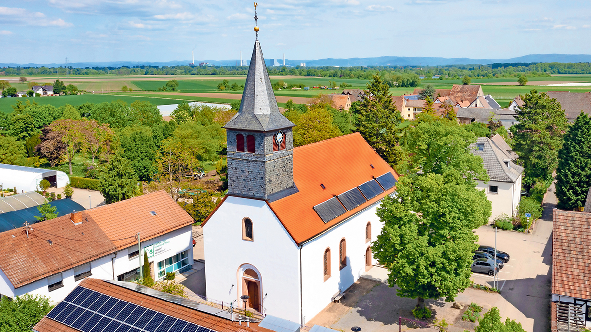 Gilt als Vorbild für eine zukunftsfähige bauliche und energetische Sanierung: Das Kirchenensemble in Neuhofen. Foto: Landry