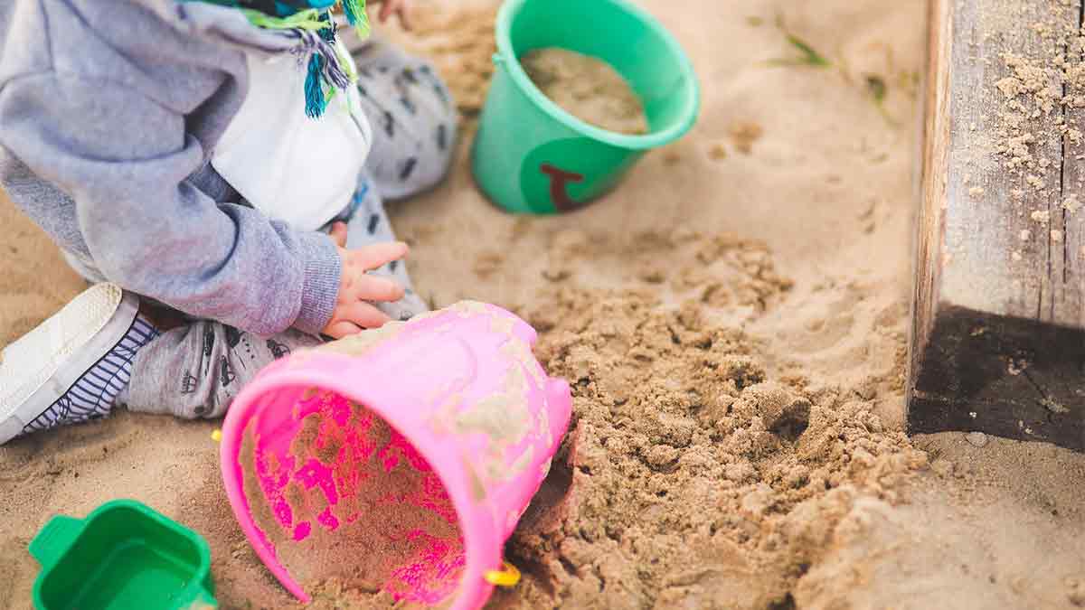 Anrührend: Spielendes Kind im Sandkasten. Foto: pixabay