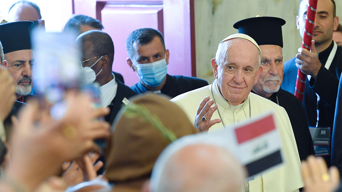 Mahnt dazu sich angesichts des Ukraine-Krieges von den üblichen Gut-Böse-Schema zu lösen: Papst Franziskus bei seinem Besuch im Irak 2021. Foto: epd