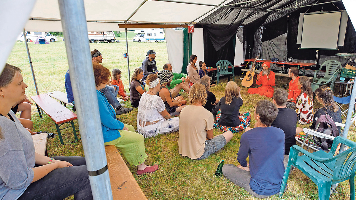 Zieht die Friedenscamp-Besucher in Steinwenden beim Yoga-Workshop in seinen Bann: Yogi Dada M. Foto: view