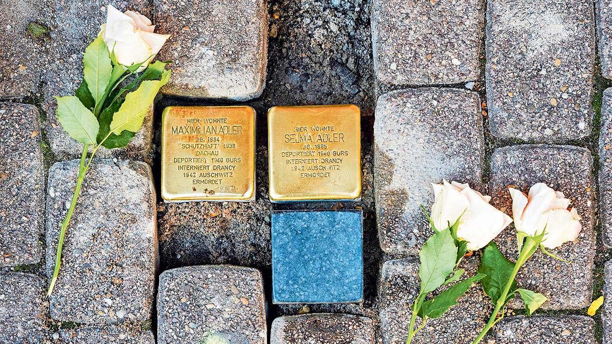 Ohne Namen: Der Erinnerungsstein für Eduard Adler vor seinem Elternhaus, darüber die Steine, die an seine Eltern erinnern. Foto: epd
