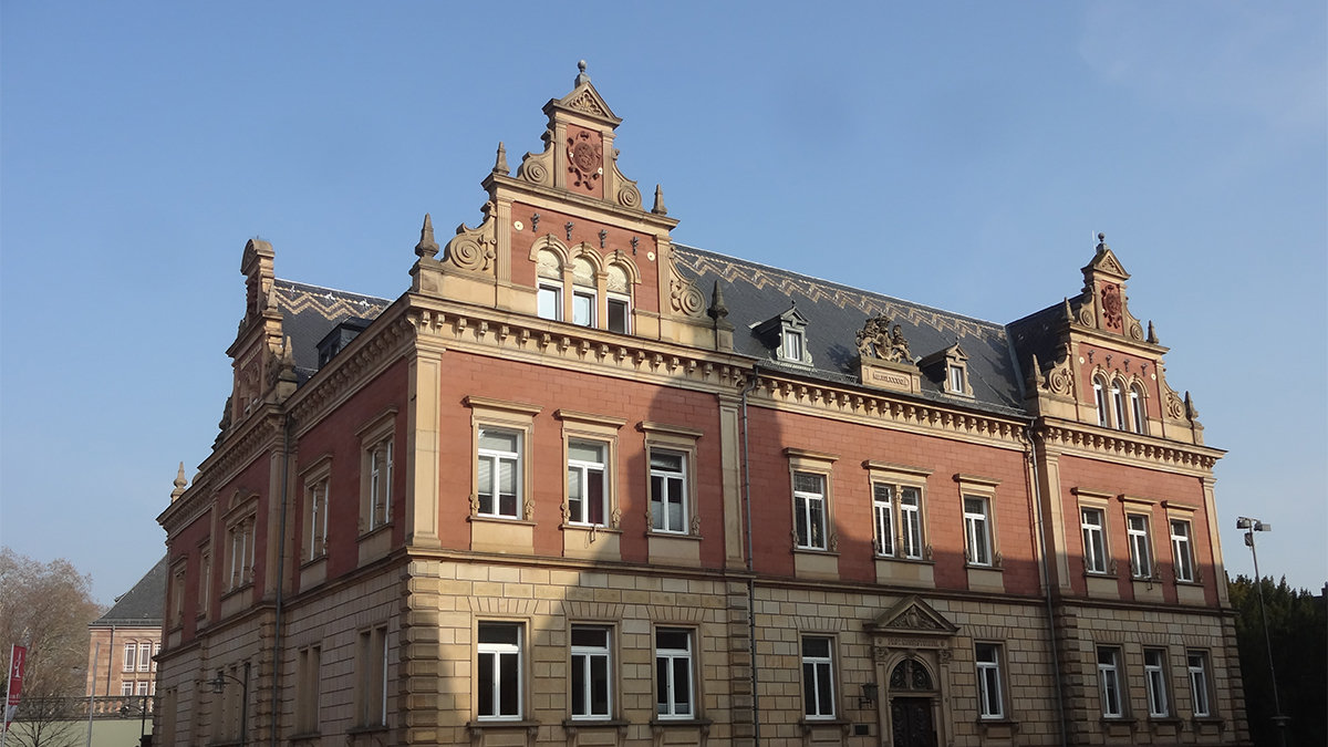 Donnerstags und freitags bleibt die Behörde kalt: Verwaltungsgebäude der Landeskirche am Domplatz. Foto: wiki