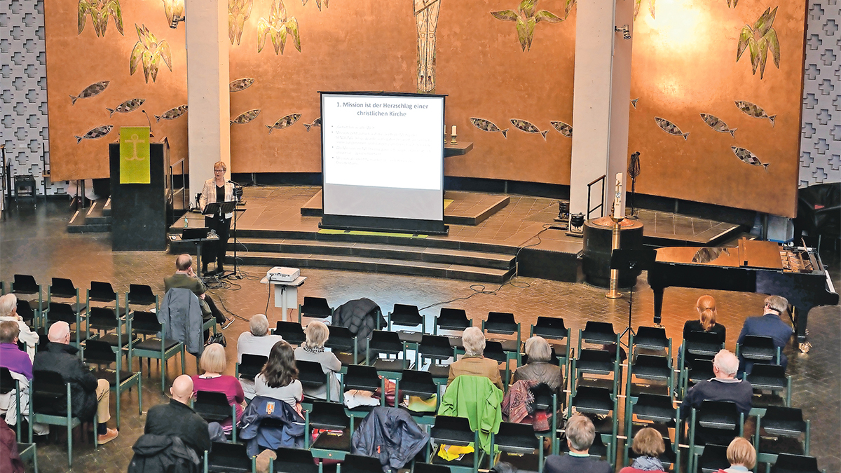 Oberkirchenrätin Marianne Wagner bei ihrem Vortrag über die Geschichte der christlichen Mission in der Ludwigshafener Friedenskirche. Foto: Moray