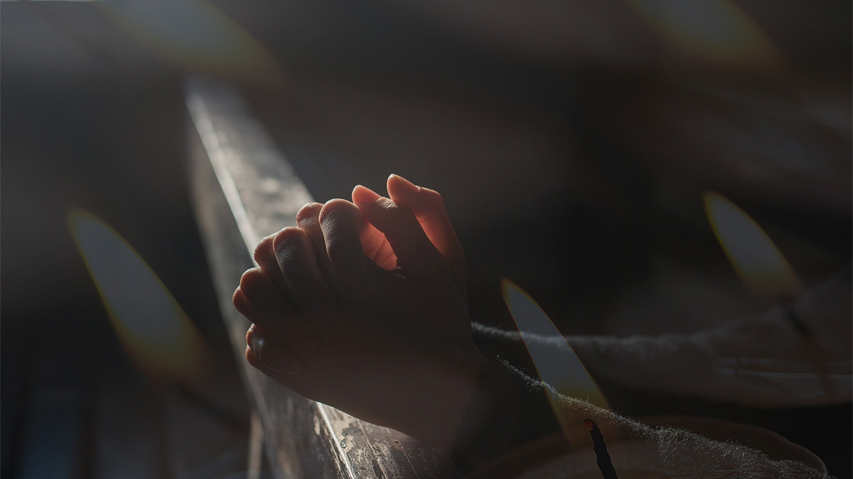 Beten und nicht nachlassen: Die Beharrlichkeit der Witwe ist das Wichtige im Gleichnis vom ungerechten Richter in Lukas 18, 1-8. Foto: pixabay