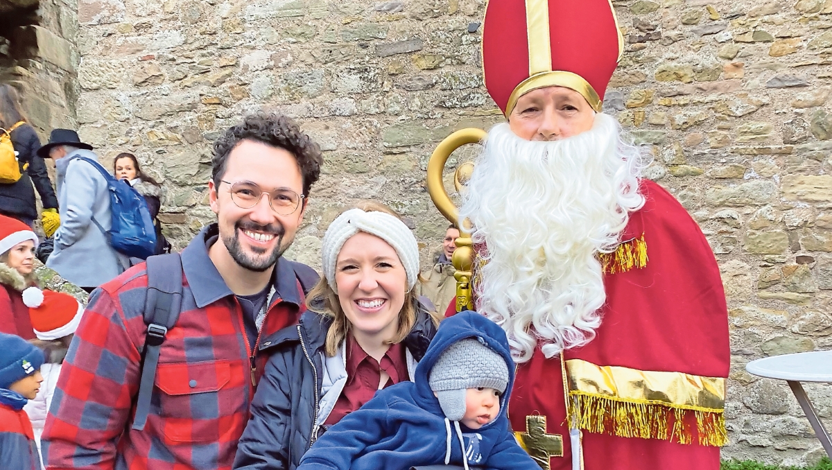 Deutsche Traditionen: Donnie und Aubrey Ashburn haben mit Sohn Georgie auf Burg Lichtenberg bei Kusel den echten Nikolaus getroffen. Foto: pv